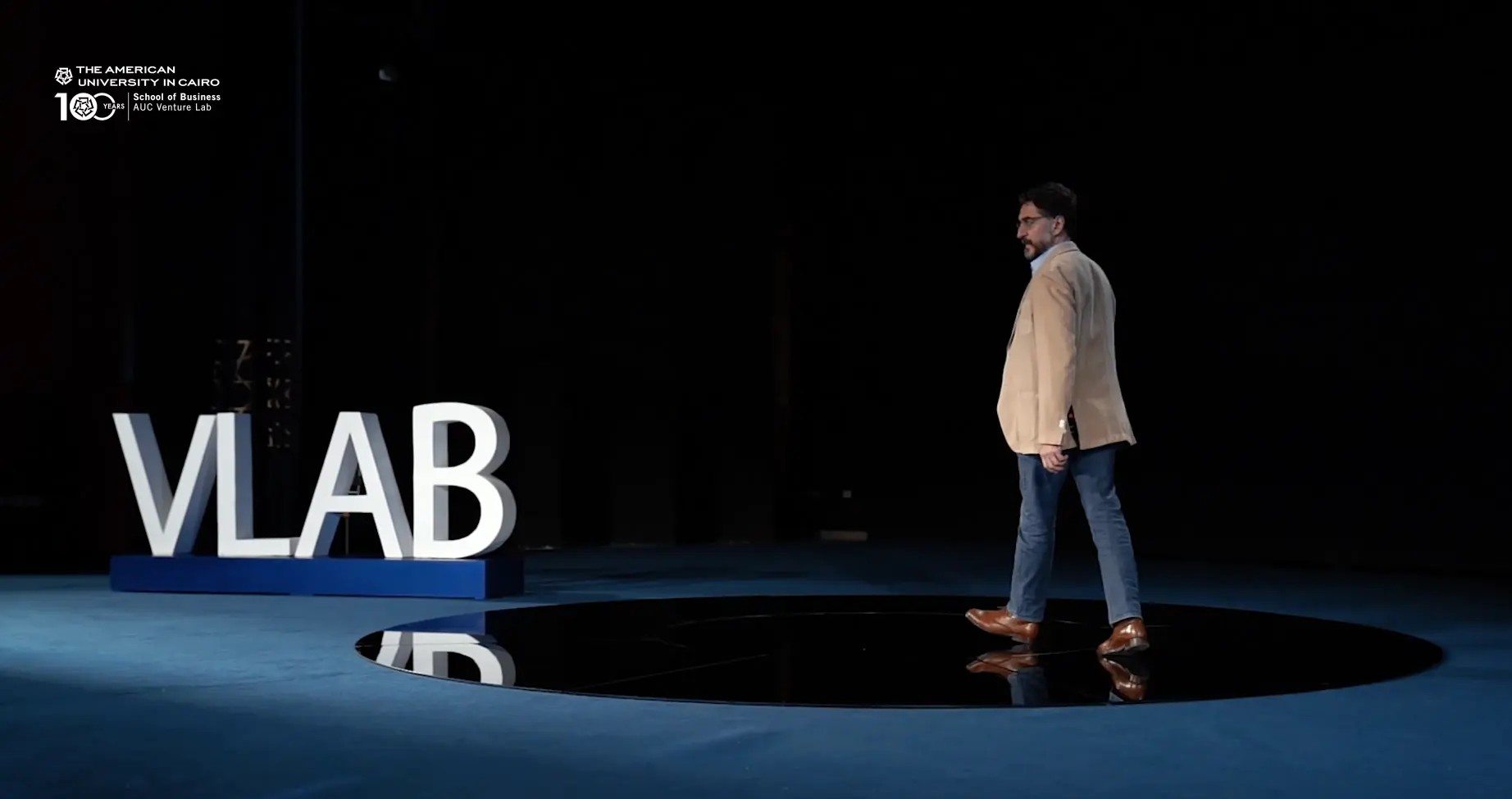 رافي كورويان على مسرح V Lab بالجامعة الأمريكية بالقاهرة